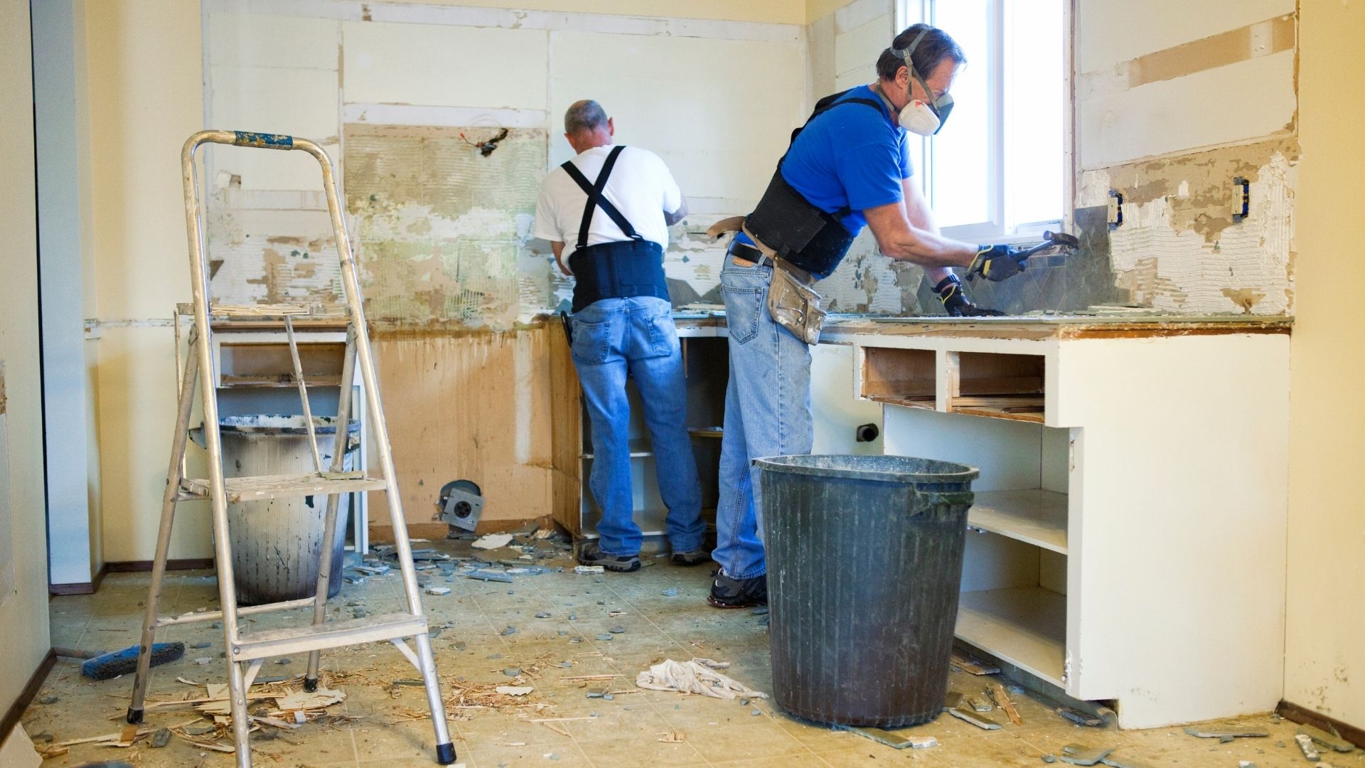 Rénovation complète cuisine avec armoires sur mesure et comptoirs en quartz — Terrebonne